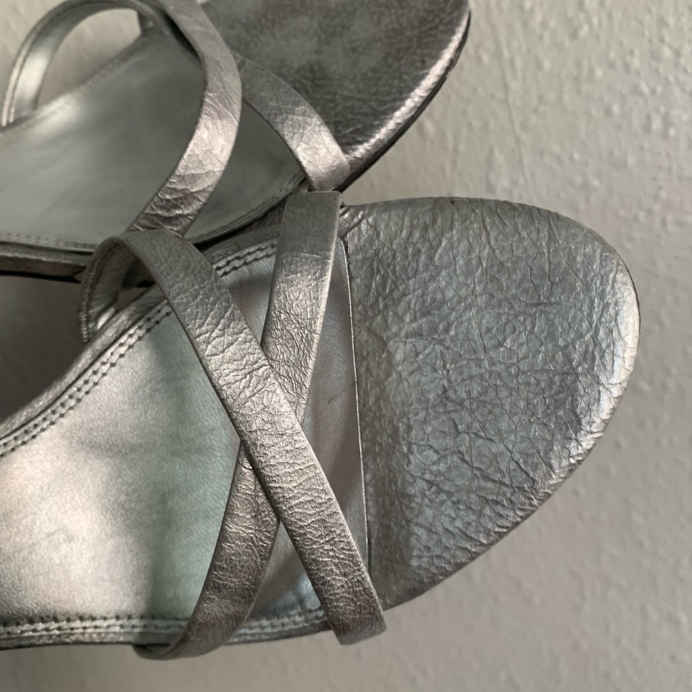 TAHARI SILVER HEELS, Size 8